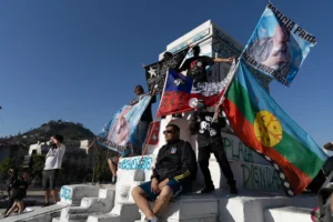 Varias personas participan en una manifestación por la conmemoración del quinto año desde el estallido social ocurrido en Chile, en Plaza Baquedano, en Santiago (Chile). EFE/Ailen Díaz