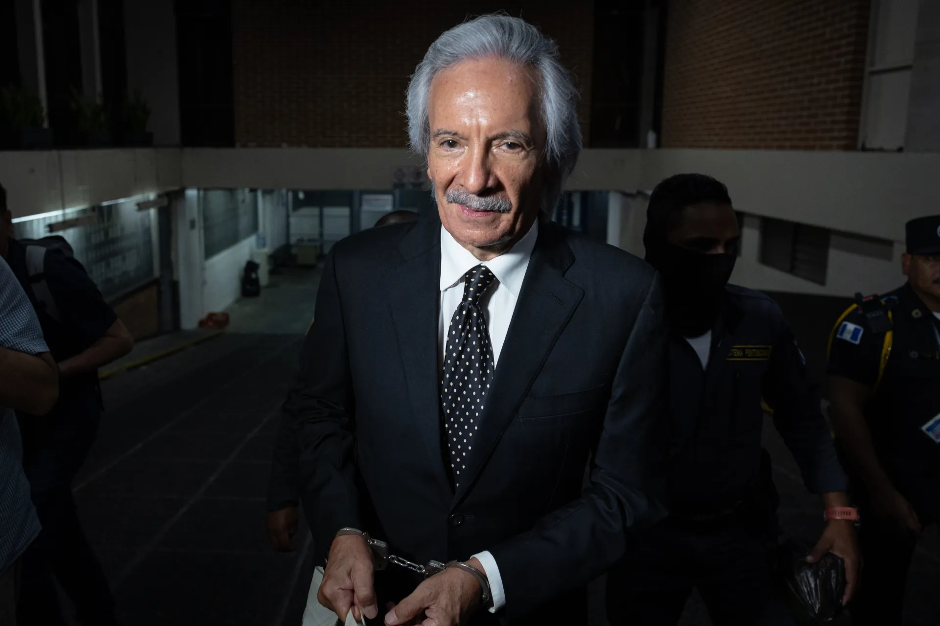 El periodista José Rubén Zamora es trasladado por agentes del sistema penitenciario en Ciudad de Guatemala (Guatemala). EFE/David Toro