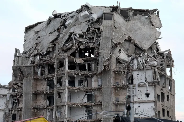 Un edificio alcanzado en un ataque israelí en Beit Lahia, en las afueras de la ciudad de Gaza, en un imagen de archivo. EFE/EPA/Atef Safadi