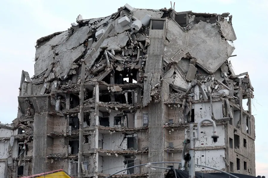 Un edificio alcanzado en un ataque israelí en Beit Lahia, en las afueras de la ciudad de Gaza, en un imagen de archivo. EFE/EPA/Atef Safadi
