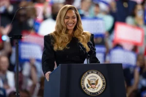 La cantante estadounidense Beyoncé este viernes en un mítin de la candidata y vicepresidente de EE.UU., Kamala Harris en Houston. EFE/EPA/Carlos Ramírez