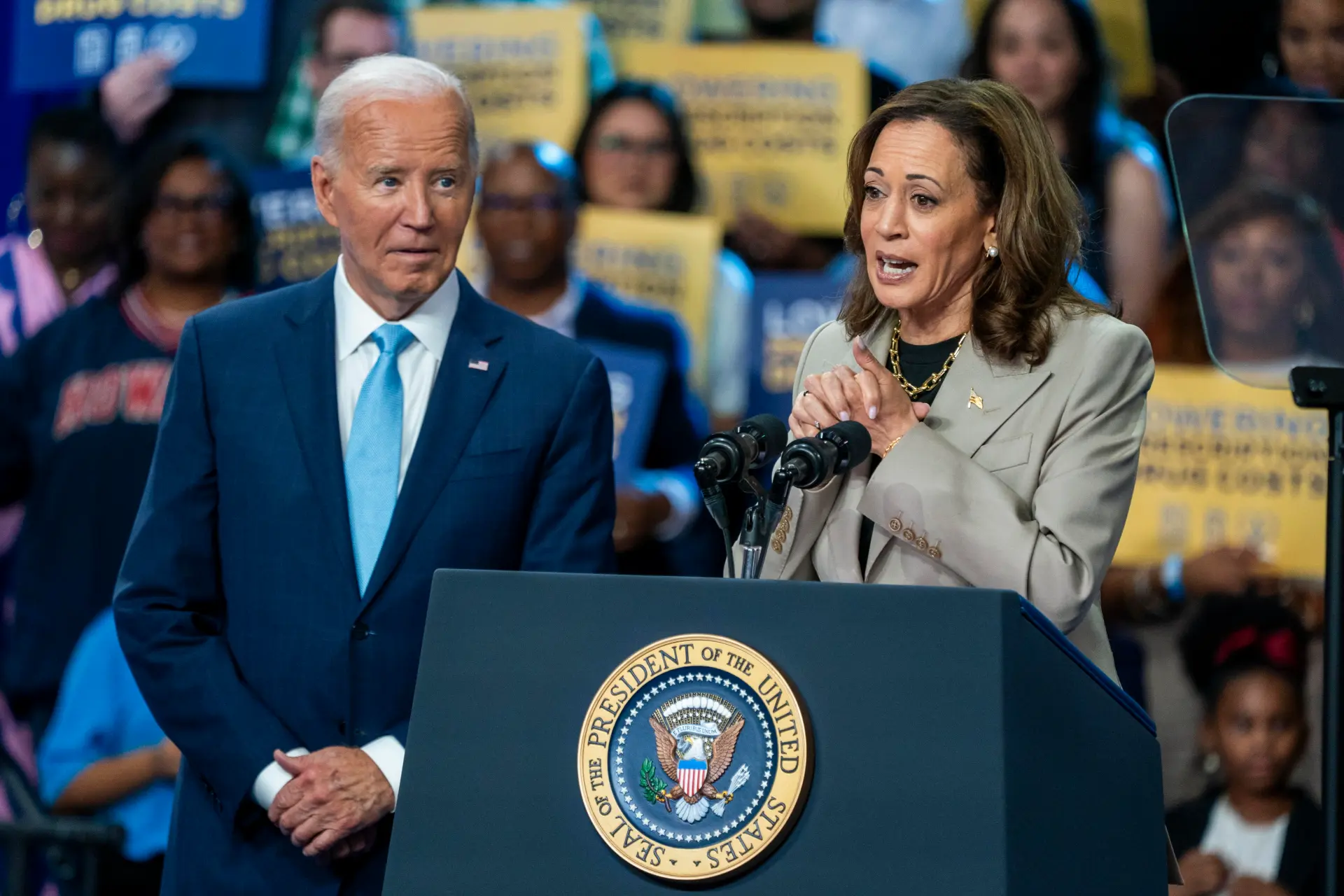 El presidente de EE.UU., Joe Biden (i), junto a la vicepresidenta estadounidense, Kamala Harris (d), en una fotografía de archivo. EFE/Shawn Thew