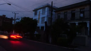 Fotografía de archivo del barrio de El Vedado, se ve iluminado sólo por faros de un automóvil. EFE/Alejandro Ernesto