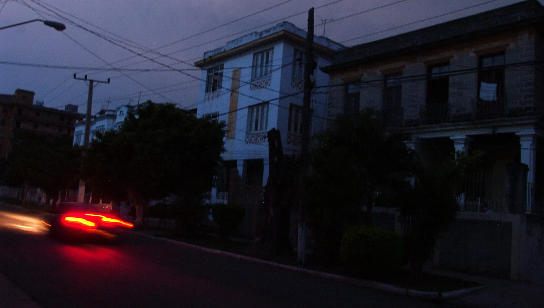 Fotografía de archivo del barrio de El Vedado, se ve iluminado sólo por faros de un automóvil. EFE/Alejandro Ernesto