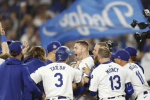 Jugadores los Dodgers de Los Ángeles celebran el jonrón de cuatro carreras que Freddie Freeman (c) le conectó a los Yanquis de Nueva York, al final del primer partido de la Serie Mundial de la MLB, en el Dodger Stadium de Los Ángeles (CA, EE.UU.). EFE/Caroline Brehman
