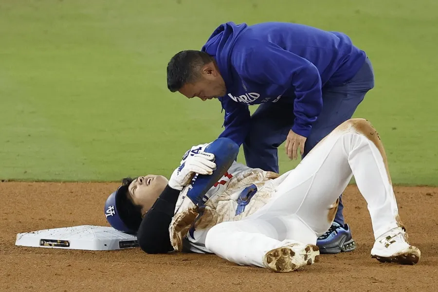 El bateador estelar designado de los Dodgers de Los Ángeles, el japonés Shohei Ohtani (abajo), visiblemente adolorido por un golpe en su brazo izquierdo, durante el segundo partido de la Serie Mundial de la MLB contra los Yanquis de Nueva York, en el Dodger Stadium de Los Ángeles (CA, EE.UU.). EFE/Caroline Brehman