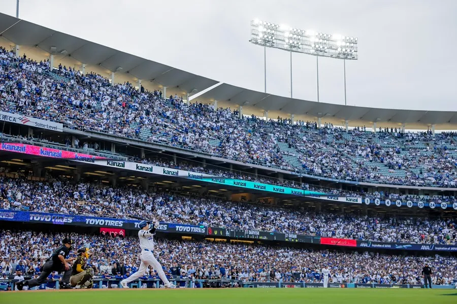 El estelar bateador designado de los Dodgers, Shohei Ohtani (3i-abajo), durante un turno al bate en el quinto partido de la Serie Divisional de la Liga Nacional de la MLB contra los Padres de San Diego, en el Dodger Stadium de Los Ángeles (CA, EE.UU.). EFE/Allison Dinner