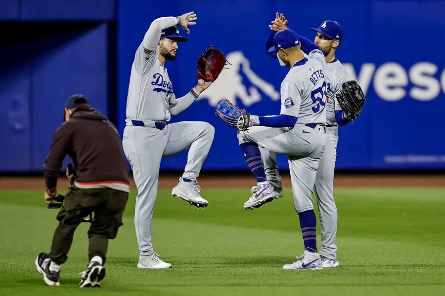 Los jugadores de Los Dodgers de Los Ángeles Andy Pages (I), Kevin Kiermaier (c) y Mookie Betts (d) celebran su vitoria por 2-10 sobre los Mets de Nueva York, al final del cuarto partido de esta Serie de Campeonato de la Liga Nacional de la MLB, en el estadio Citi Field de Queens (NY, EE.UU.). EFE/CJ Gunther