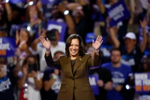 La candidata presidencial demócrata, la vicepresidenta estadounidense, Kamala Harris, llega a un mitin de campaña en Las Vegas, Nevada (EE.UU.). EFE/Caroline Brehman