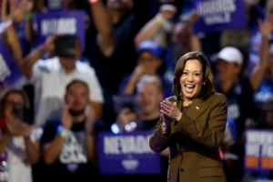 La candidata presidencial demócrata, Kamala Harris, llega a un mitin de campaña en Las Vegas, Nevada (EE.UU.). EFE/Caroline Brehman