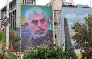 Fotografía de archivo de agosto de 2024 en la que se observa un cartel del entonces nuevo líder de Hamás, Yahya Al-Sinwar, colgado en una pared en la Plaza Palestina de Teherán (Irán). EFE/Abedin Taherkenareh