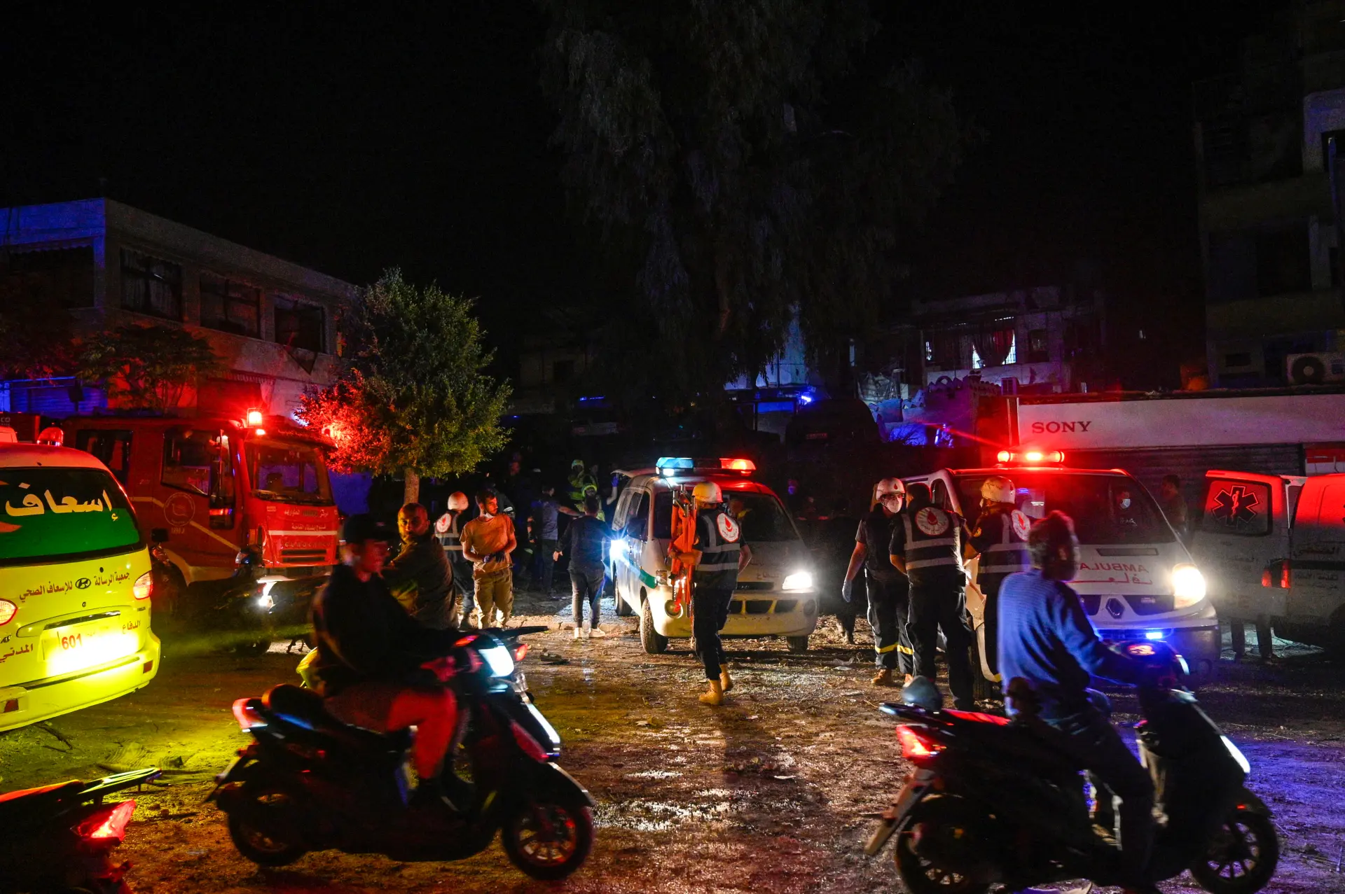 Miembros de un equipo de emergencia se reúnen en un lugar cercano al Hospital Universitario Rafik Hariri (RHUH), tras los ataques aéreos israelíes en el distrito de Jnah de Beirut (Líbano). EFE/STR