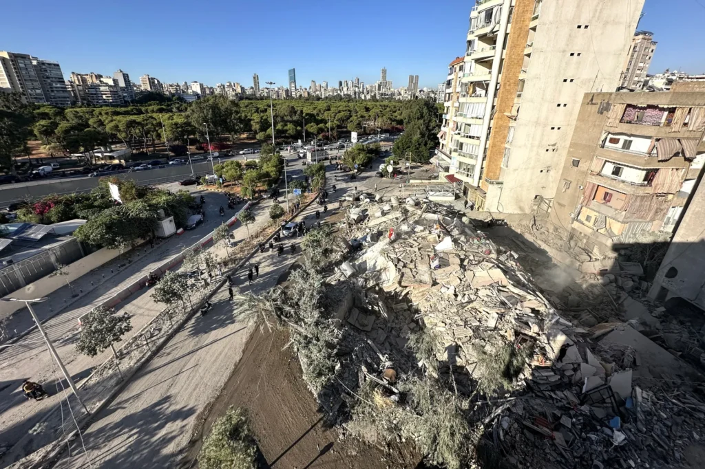 Varias personas se reúnen en el lugar donde se produjo un daño en una estructura tras un ataque aéreo israelí en el distrito de Dahieh, al sur de Beirut (Líbano). EFE/Wael Hamzeh