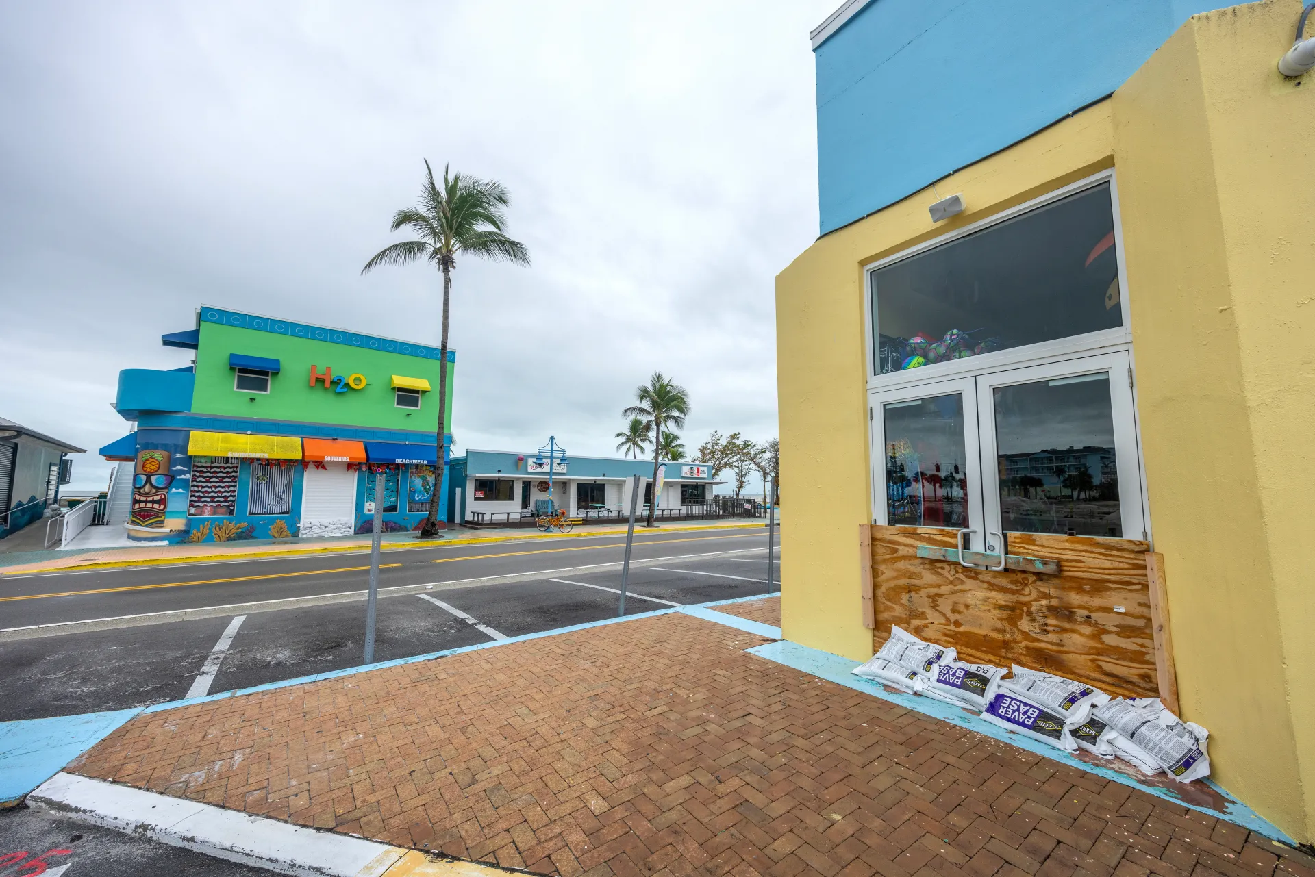 La entrada de un restaurante está tapiada con bolsas de arena mientras la ciudad se prepara para el huracán Milton en Bonita Beach, Florida, EE. UU., 8 de octubre de 2024. EFE/EPA/Cristóbal Herrera-Ulashkevich