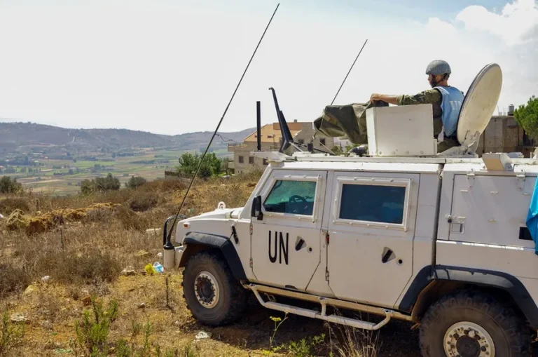 Un soldado de la Fuerza Provisional de las Naciones Unidas en Líbano (FINUL) vigila cerca de la frontera entre Líbano e Israel, en el sur de Líbano. EFE/EPA/STR/ Archivo