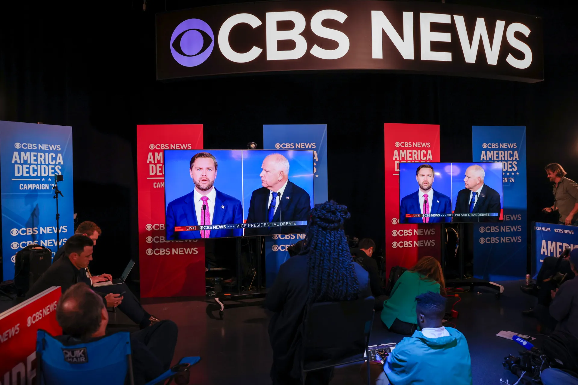 Miembros de los medios de comunicación observan el debate vicepresidencial entre el candidato republicano a la vicepresidencia, JD Vance, y el gobernador de Minnesota y candidato demócrata, Tim Walz, en la sala de prensa del CBS Broadcast Center en Nueva York (EE.UU.). EFE/Sarah Yenesel