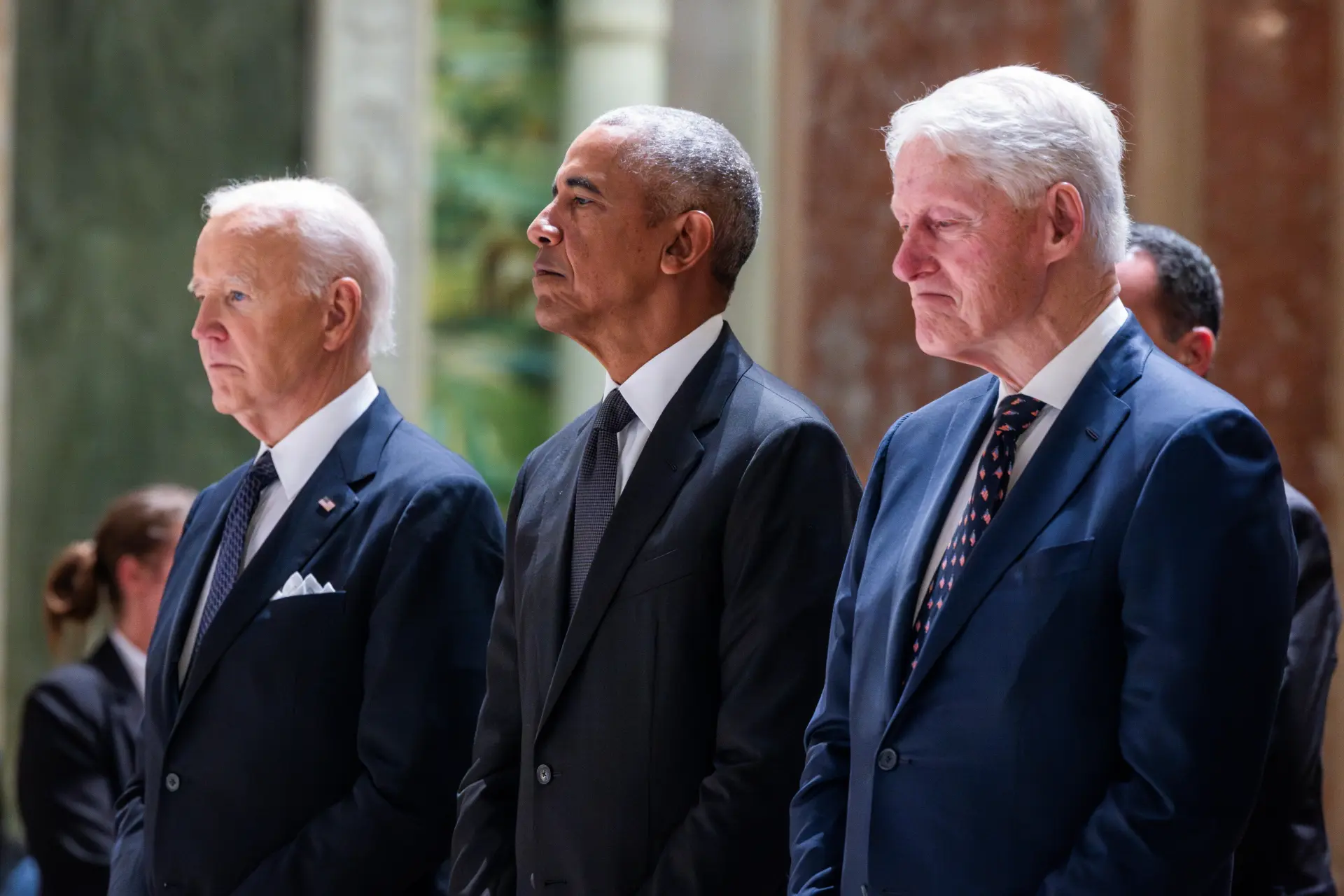 El presidente estadounidense Joe Biden (i), junto con los expresidentes Barack Obama (c) y Bill Clinton (d), asiste a un servicio conmemorativo para Ethel Kennedy, viuda de Robert F. Kennedy. EFE/EPA/Jim Lo Scalzo/Pool