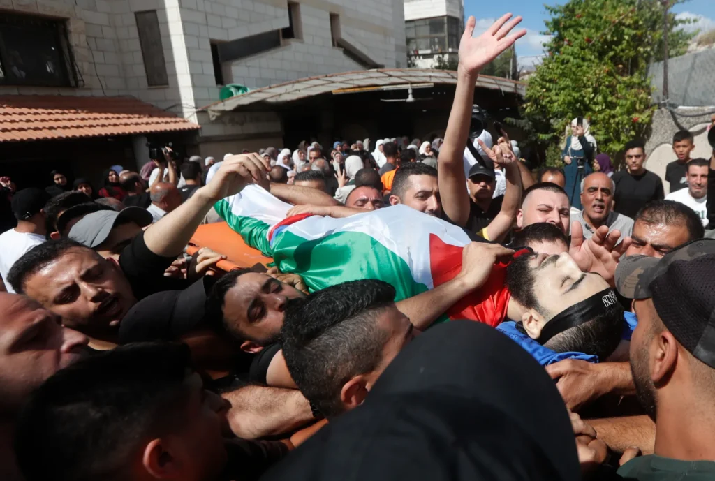 Los asistentes al funeral portan el cuerpo del palestino Diya Dwekat en la ciudad cisjordana de Naplusa. EFE/EPA/ALAA BADARNEH