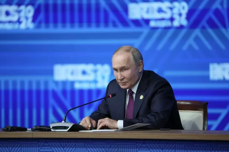 El presidente ruso Vladimir Putin durante su rueda de prensa en la cumbre de los BRICS en Kazán, Rusia. EFE/EPA/MAXIM SHIPENKOV