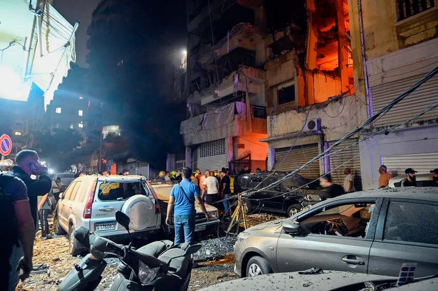 Varias personas se reúnen frente a un edificio dañado tras un ataque militar israelí en la zona de Nuwayri, Beirut, Líbano. EFE/EPA/WAEL HAMZEH