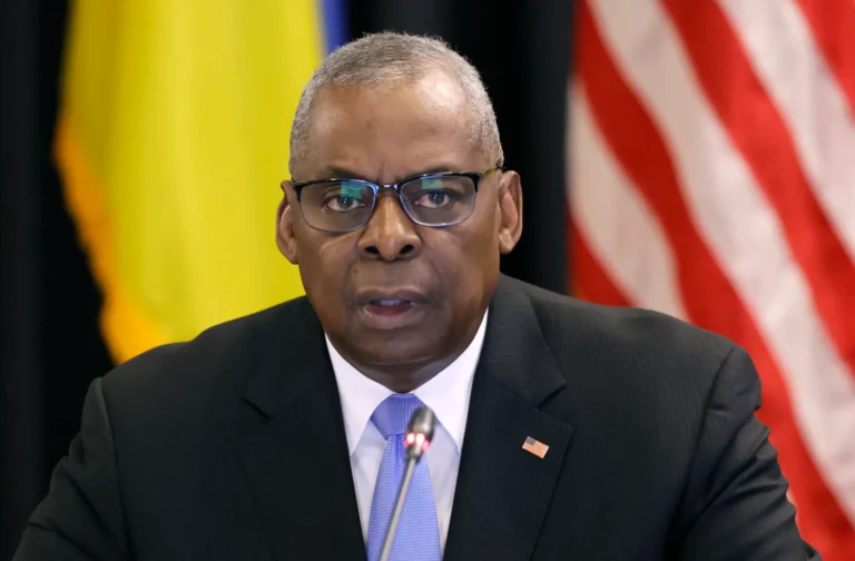 El Secretario de Defensa de Estados Unidos, Lloyd J. Austin III, pronuncia un discurso durante la séptima reunión del Grupo de Contacto de Defensa de Ucrania (UDCG) en la Base Aérea de Estados Unidos el pasado 6 de septiembre de 2024 en Ramstein (Alemania). EFE/Ronald Wittek