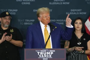 El candidato presidencial republicano Donald Trump habla con la prensa en el Aeropuerto Internacional Austin-Bergstrom en Austin, Texas, EE.UU., el 25 de octubre de 2024. EFE/EPA/Dustin Safranek