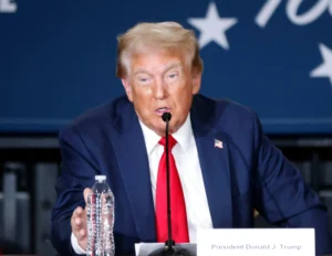 El candidato presidencial republicano y expresidente Donald Trump habla durante una mesa redonda hispana en el marco del America's Future Tour de la organización Building America's Future at Beauty Society Inc. en North Las Vegas, Nevada (EE.UU.). EFE/Bizuayehu Tesfaye