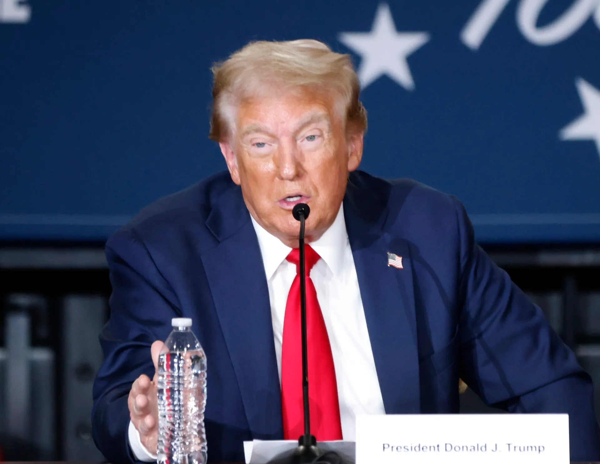 El candidato presidencial republicano y expresidente Donald Trump habla durante una mesa redonda hispana en el marco del America's Future Tour de la organización Building America's Future at Beauty Society Inc. en North Las Vegas, Nevada (EE.UU.). EFE/Bizuayehu Tesfaye