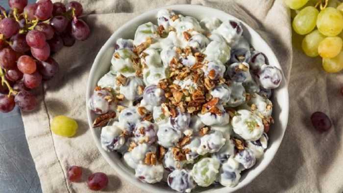 Ensalada de uvas con queso y crema