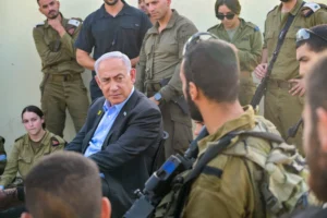 El primer ministro de Israel, Benjamín Netanyahu, visita la base militar de Golani, junto a la norteña ciudad de Haifa, donde un dron de Hizbulá mató a cuatro soldados israelíes e hirió a otros 67. EFE/Oficina del Primer Ministro de Israel