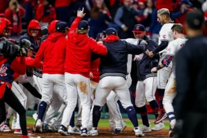 Integrantes de los Guardianes de Cleveland celebran su victoria 7 carreras por 5 sobre los Yanquis de Nueva York, al final del tercer partido de esta Serie de Campeonato de la Liga Americana de la MLB, en el estadio Progressive Field de Cleveland (Ohio, EE.UU.). EFE/David Maxwell