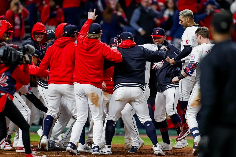 Integrantes de los Guardianes de Cleveland celebran su victoria 7 carreras por 5 sobre los Yanquis de Nueva York, al final del tercer partido de esta Serie de Campeonato de la Liga Americana de la MLB, en el estadio Progressive Field de Cleveland (Ohio, EE.UU.). EFE/David Maxwell