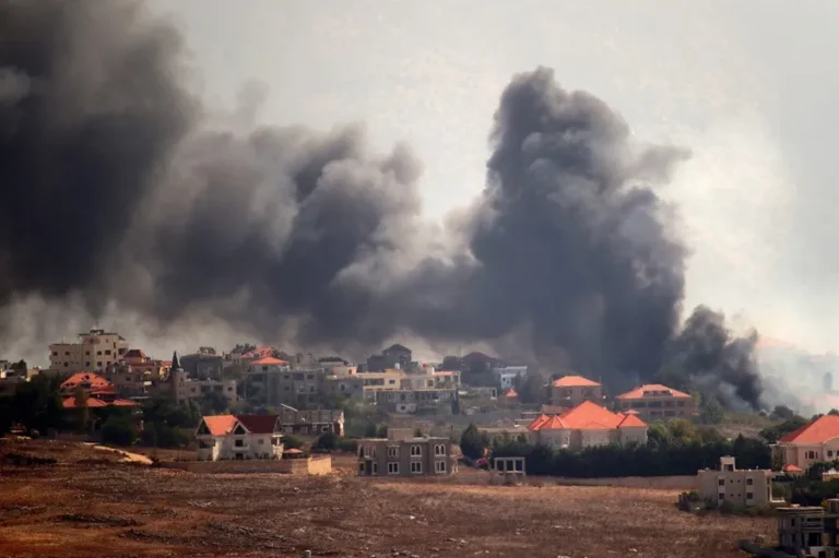 Columnas de humo tras un ataque aéreo israelí cerca de las aldeas de Khiam y Kfar Kila, visto desde Marjayoun, cerca de la frontera con Israel, en el sur del Líbano. EFE/ Stringer