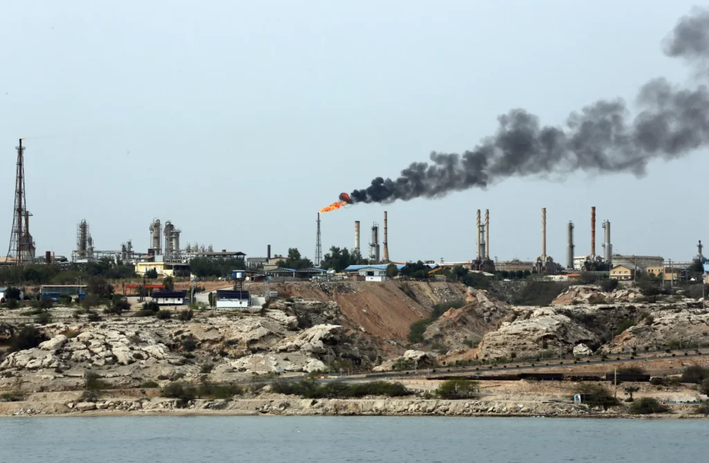 Vista de una refinería de petróleo de Irán, en una fotografía de archivo. EFE/Abedin Taherkenareh