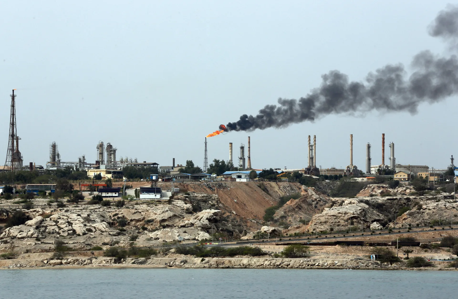 Vista de una refinería de petróleo de Irán, en una fotografía de archivo. EFE/Abedin Taherkenareh