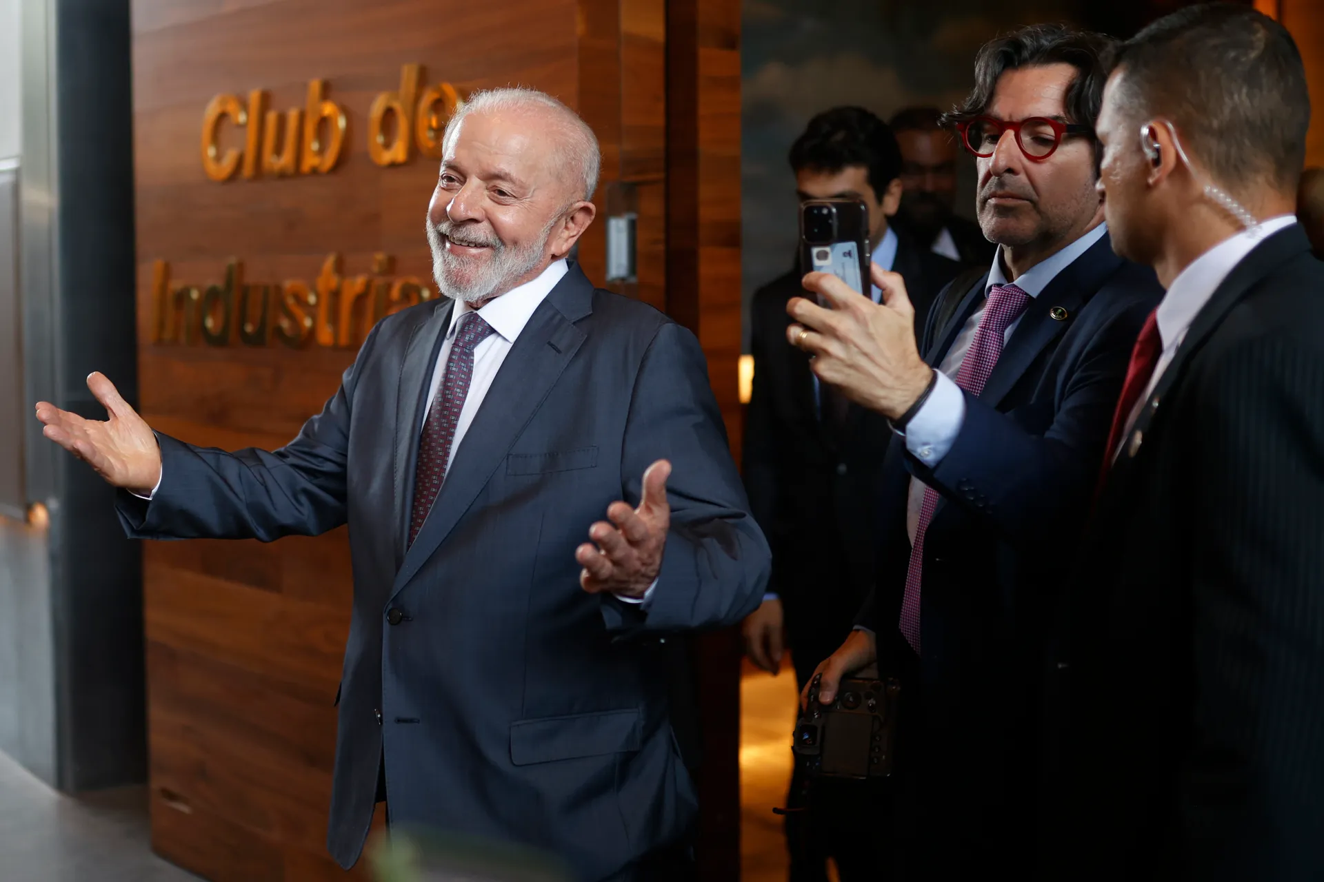 El presidente de Brasil, Luiz Inácio Lula da Silva, habla con los medios de comunicación al término de una conferencia de prensa en Ciudad de México (México). EFE/Bienvenido Velasco