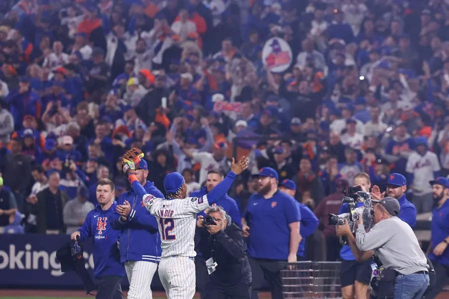 El puertorriqueño Francisco Lindor (c-abajo), campocorto de los Mets de Nueva York, celebra el triunfo de su equipo 4 carreras por 1 sobre los Filis, concretado con un jonrón de cuatro carreras que le anotó a la novena de Filadelfia, al final del cuarto partido de esta Serie Divisional de la Liga Nacional de la MLB, en el estadio Citi Field de Queens (Nueva York, EE.UU.). EFE/Sarah Yenesel