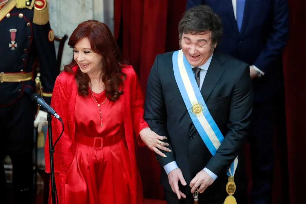 Fotografía de archivo del presidente de Argentina, Javier Milei (d), sonriendo junto a Cristina Fernández. EFE/ Demian Alday Estevez