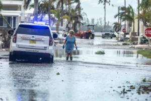 Una mujer camina en una inundación causada por el huracán Milton en Bradenton, Florida, este 10 de octubre de 2024. EFE/Cristóbal Herrera