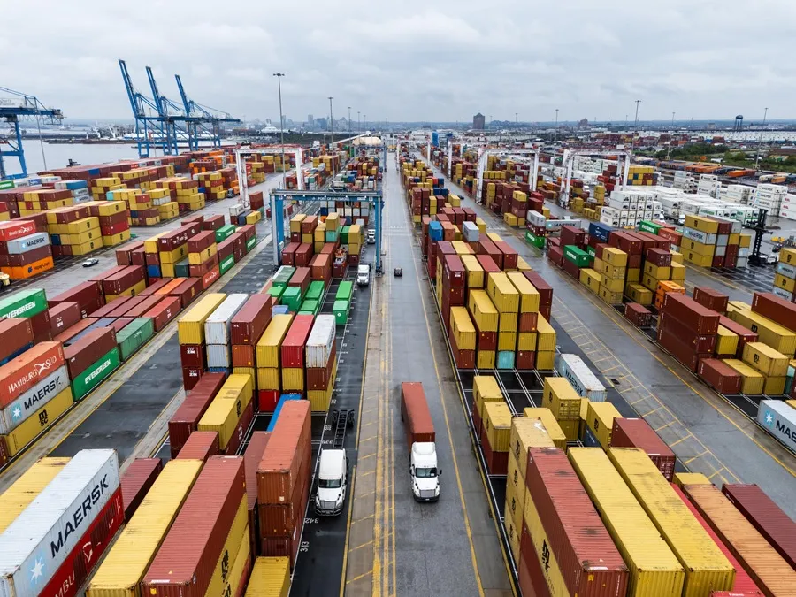 Una imagen de drone muestra contenedores de envío en la terminal marítima Seagirt antes de una probable huelga de la Asociación Internacional de Estibadores (ILA) por un nuevo contrato laboral en Baltimore, Maryland, EE.UU. 30 de septiembre de 2024. EFE/EPA/Jim Lo Scalzo