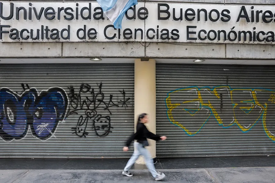 Fotografía de una entrada de la Universidad de Buenos Aires, cerrada durante una huelga de universitarios en Buenos Aires (Argentina). EFE/ Juan Ignacio Roncoroni