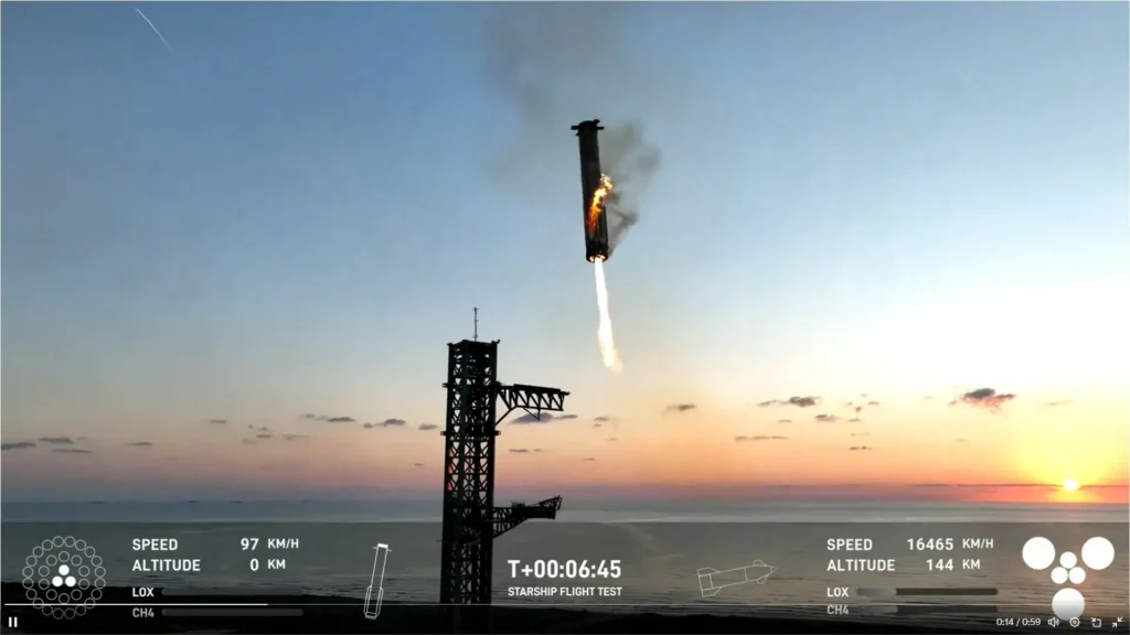 Una imagen fija tomada de un video distribuido por SpaceX muestra los brazos mecánicos "Mechazilla" (i) de SpaceX listos para atrapar el cohete propulsor Super Heavy (d) en el aire mientras realiza un aterrizaje vertical después del lanzamiento de la nave Starship. EFE/EPA/SpaceX