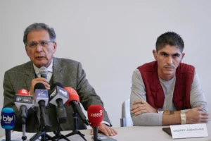 El jefe negociador del Gobierno colombiano, Camilo González (i) y el delegado de las EMC -FARC EP Andrey Avendaño hablan durante una rueda de prensa este viernes, en Bogotá (Colombia). EFE/ Carlos Ortega