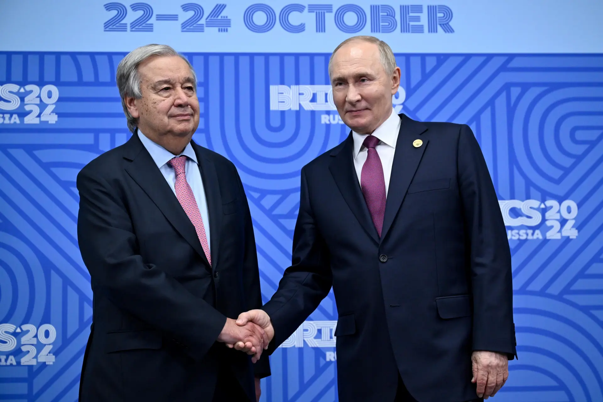 El presidente de Rusia, Vladimir Putin, saluda al Secretario General de las Naciones Unidas (ONU), Antonio Guterres, durante su reunión bilateral al margen de la cumbre de los BRICS en Kazán, Rusia, el 24 de octubre EFE/EPA/Alexander Nemenov/Pool