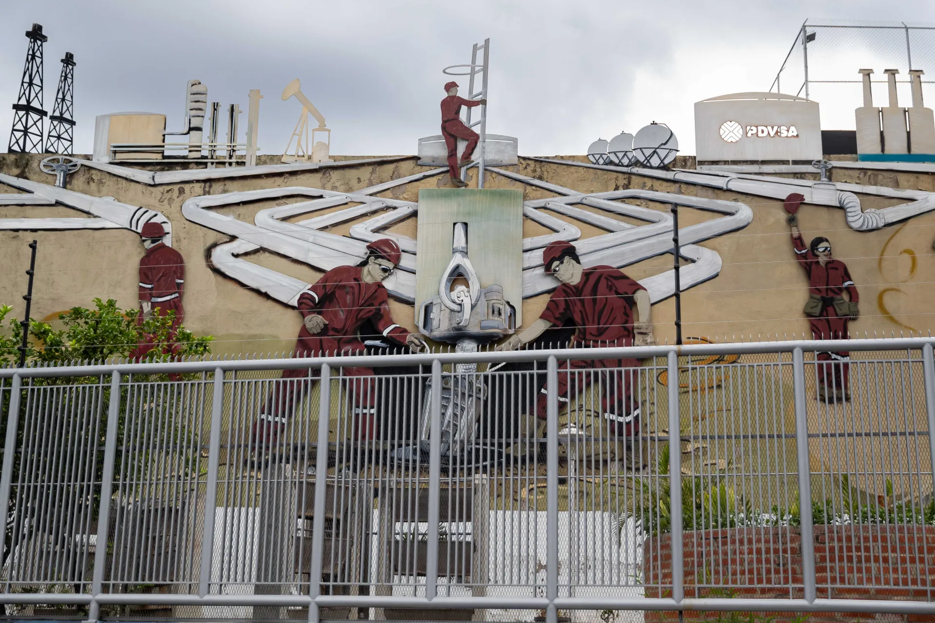 Fotografía del 3 de octubre de 2024 de un mural de la empresa Petróleos de Venezuela Sociedad Anónima (PDVSA). EFE/ Ronald Peña