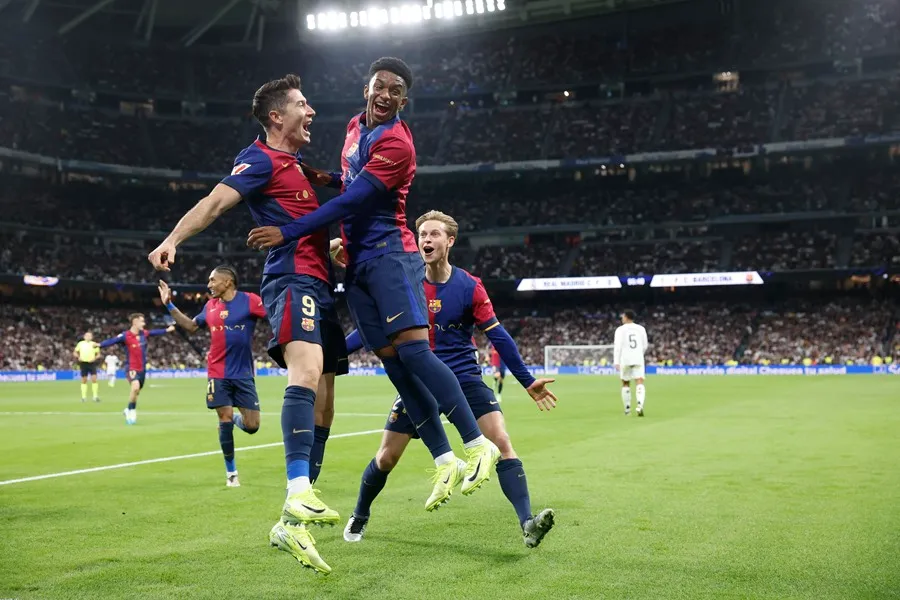El delantero del FC Barcelona Robert Lewandowski (i) celebra tras anotar un gol con su compañero Alejandro Balde, en el estadio Santiago Bernabéu, en Madrid. EFE/Juanjo Martín