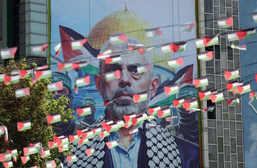 Cartel del líder asesinado de Hamas, Yahya Sinwar, en la plaza Palestina en Teherán. EFE/EPA/Abedin Taherkenareh
