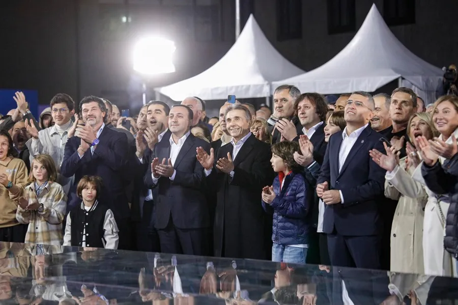 Los candidatos de Sueño Georgiano celebran en Tiflis su victoiral en las elecciones parlamentarias.EFE/EPA/David Mdzinarishvili