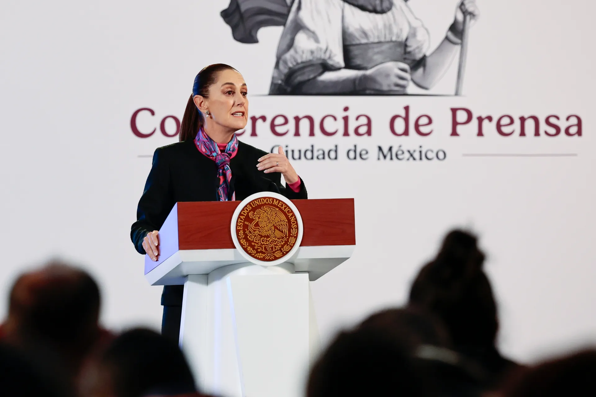 La presidenta de México, Claudia Sheinbaum, habla durante una conferencia de prensa este viernes, en el Palacio Nacional de la Ciudad de México (México). EFE/José Méndez
