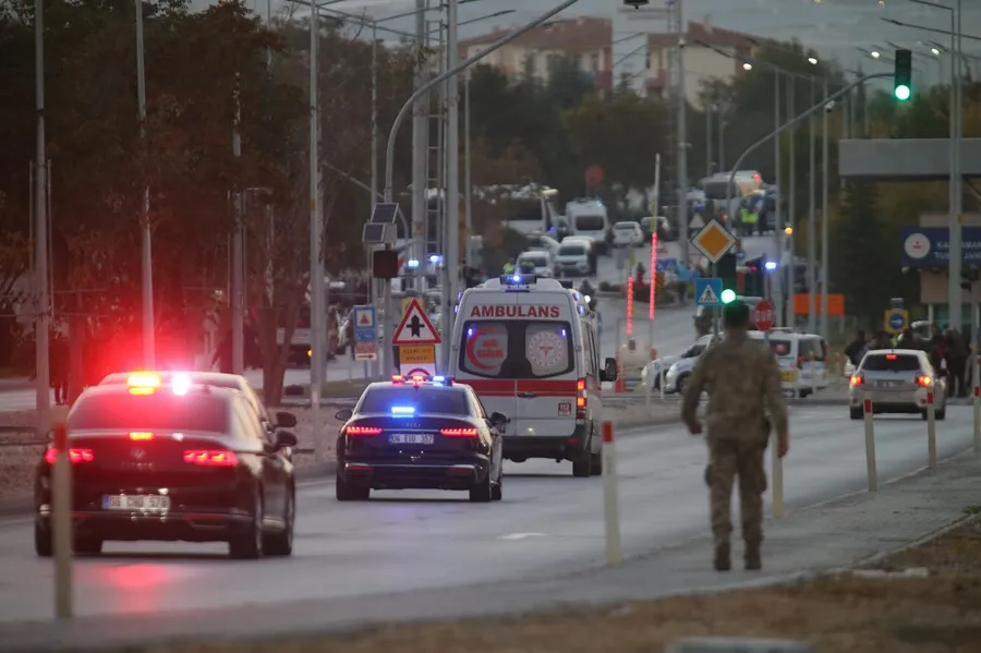 Ambulancias y policía en las inmediaciones de la sede del Centro Aeroespacial y de Aviación de Turquía (TUSAS) en Ankara. EFE/EPA/Necati Savas